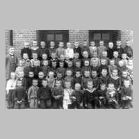 105-0504 Schulklasse in Tapiau ca. 1912, Bildmitte unten in weiss Emil Raabe, 14.04.1905 - 24.12.1973.jpg